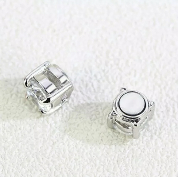 MAGNETIC CZ PAIR OF EARRINGS. NO HOLE REQUIRED - Picture 4 of 5